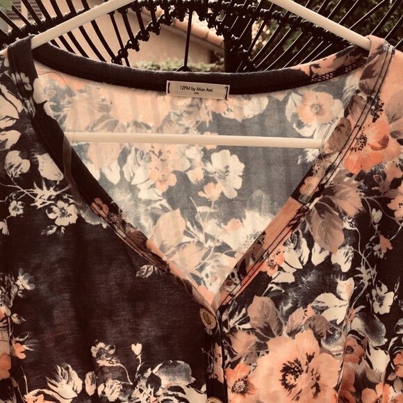 Button Down flower top - Picture 5 of 8